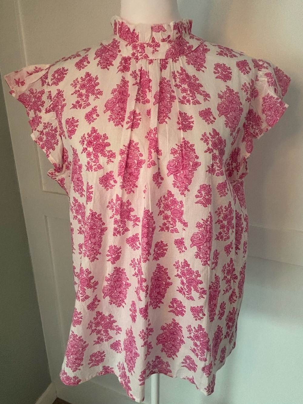 THML Pink Floral Ruffle-Neck Flutter Sleeve Blouse size medium